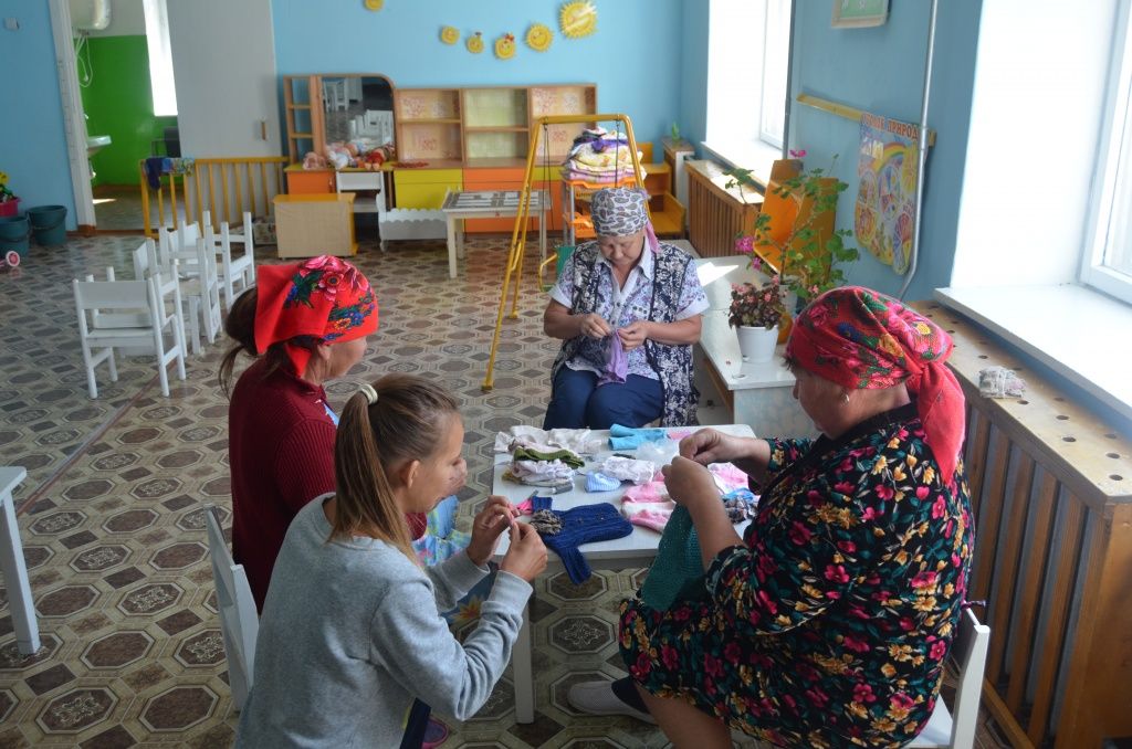 Работницы детсада приводят в порядок наряды для кукол.JPG