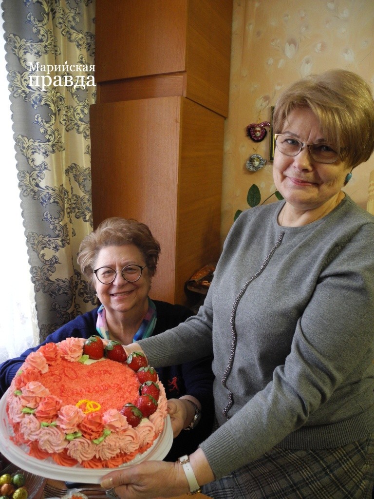 В подарок золотым юбилярам - торт от руководства УТВ (Фото Натальи Кулишовой).
