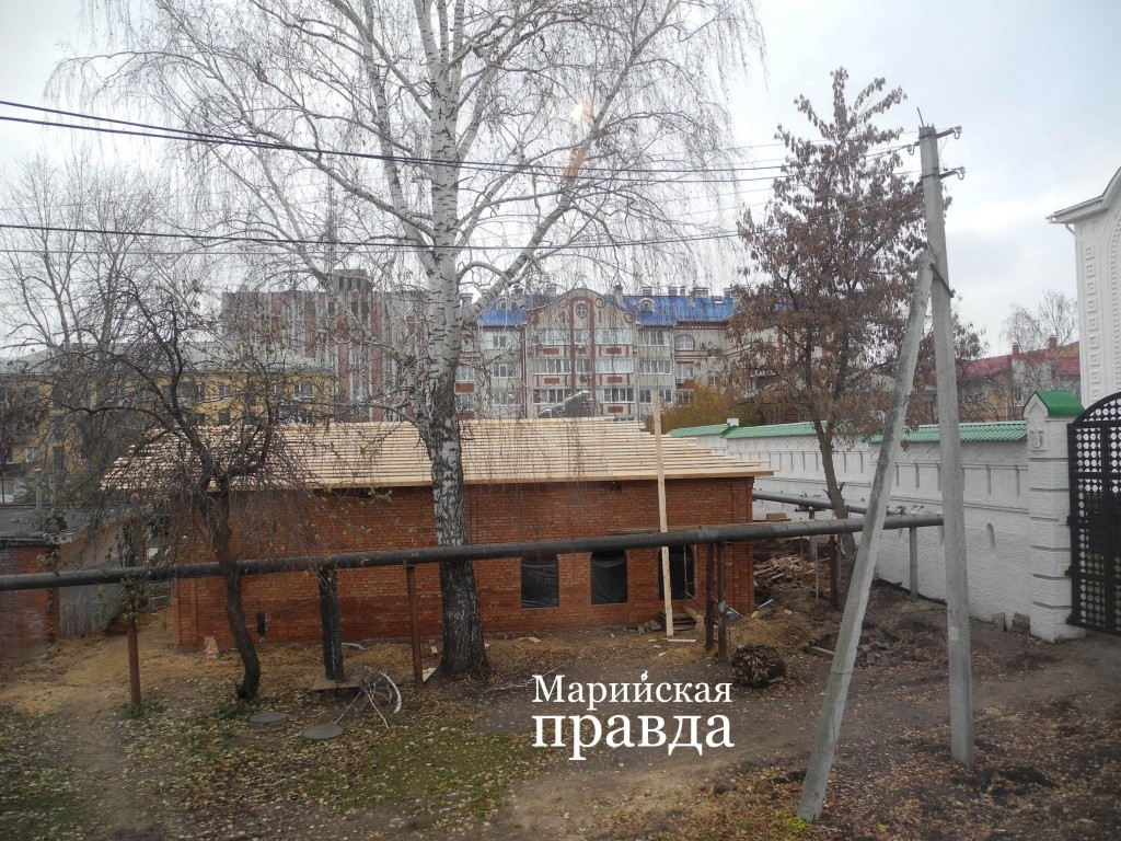 Во дворе уже сейчас строится большая котельная. (Фото Натальи Кулишовой).