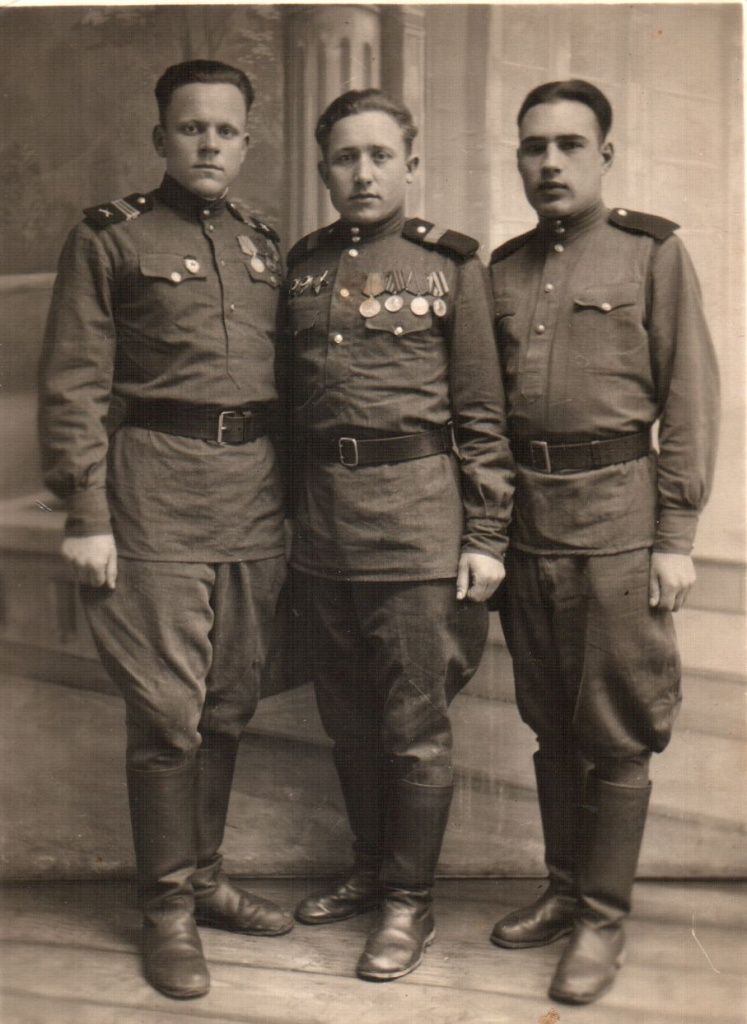 Бравый сержант в центре это и есть Хасан Хаиров.jpg