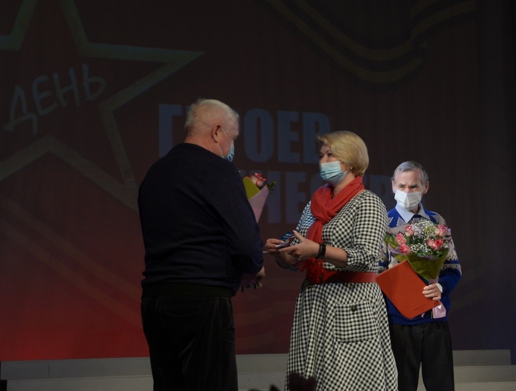 Марина Островская вручила памятные подарки родным геров. (Фото Минсоцразвития РМЭ).