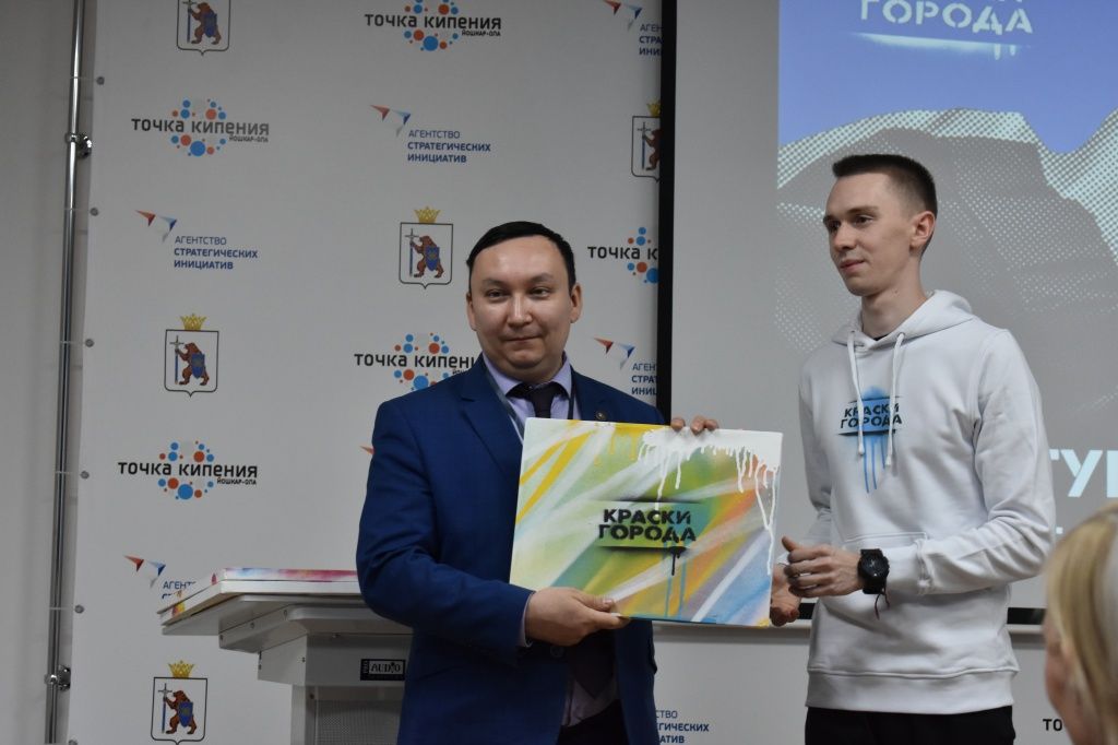 Вручение подарка одному из гостей