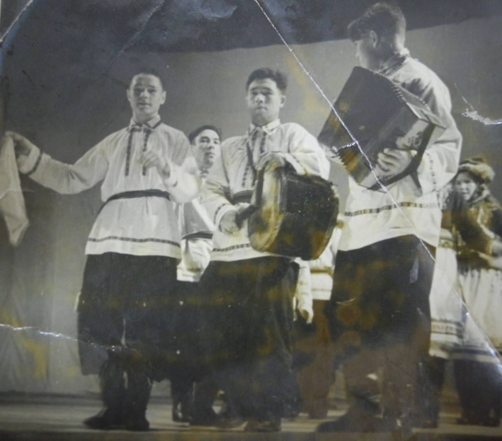 Аркадий (слева) три года вздыхал по девчонке из соседней деревни. (Фоторепродукция Натальи Кулишовой).