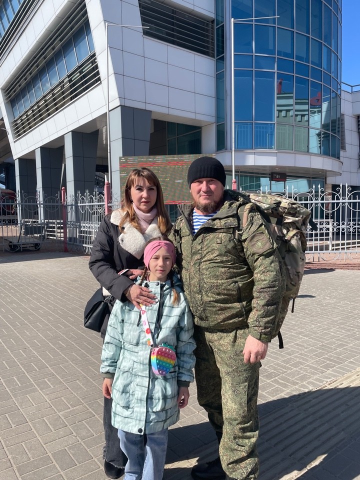 Семья проводила Руслана Ивановича осенью прошлого года. (Фото из семейного архива предоставлено Русланом Кулешниковым).