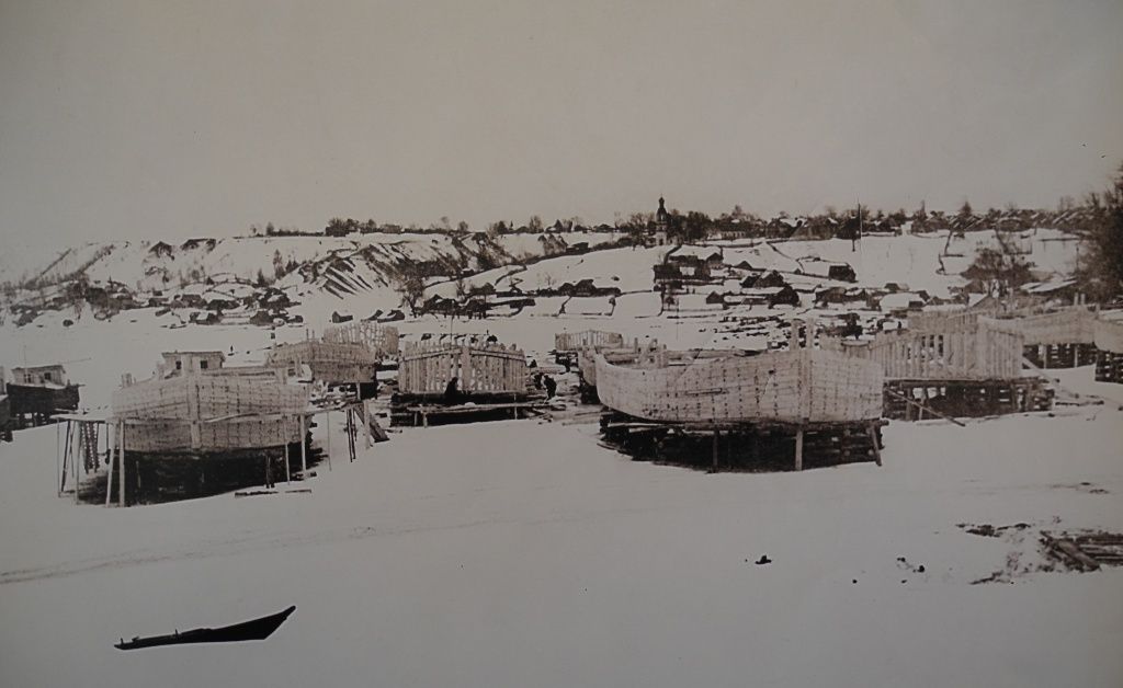 На стапелях в Покровском. (Фоторепродукция Натальи Кулишовой).