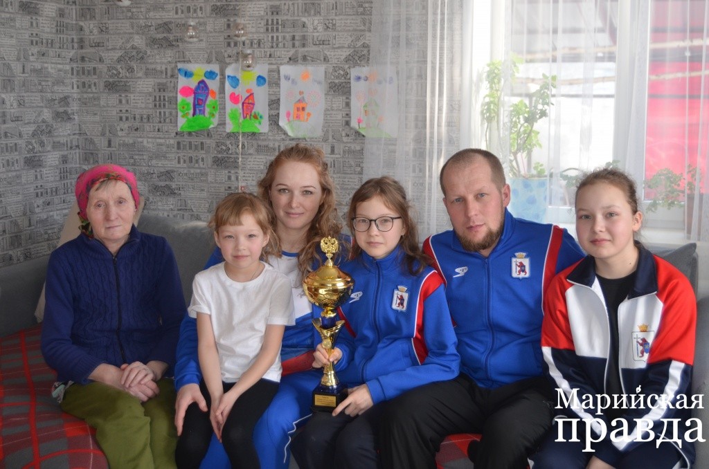 Вся семья в сборе - с кубком Ангелина..jpg