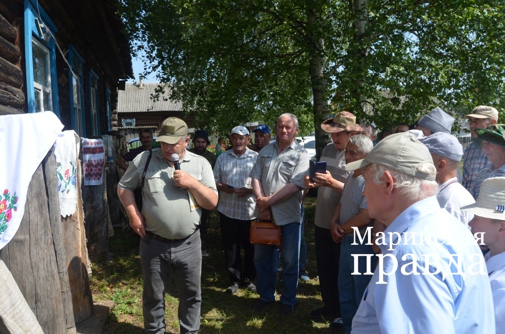 Михаил Косырев провел мастер-класс по изготовлению бортей и колод..jpg