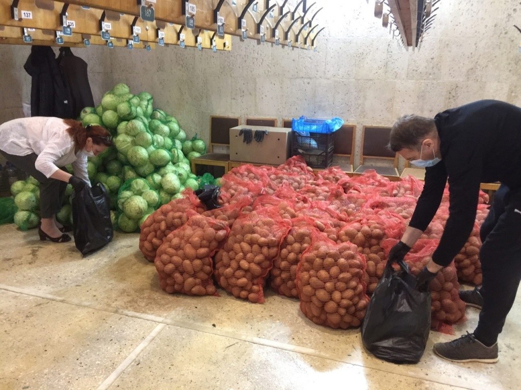 После расфасовки овощи отправятся нуждающимся.jpg