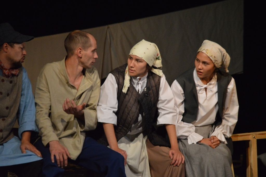 Лилия вторая справа