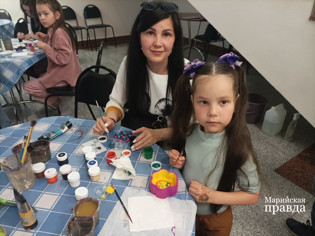 Семилетняя Вика Сусликова очень ответственно подошла к росписи своей новой вазочки. Фото Марины Оленевой.jpg