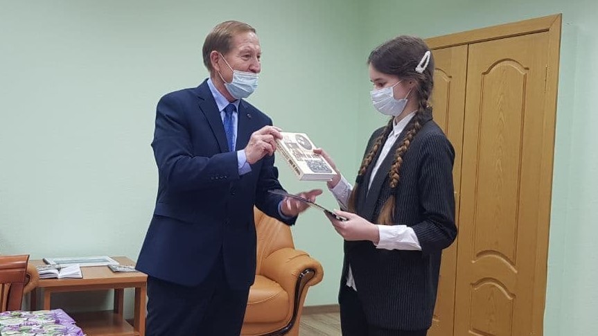 Анастасия Горева, победительница конкурса сочинений, ученица 11 класса школы № 15 Йошкар-Олы. НАстя и ММ.jpg