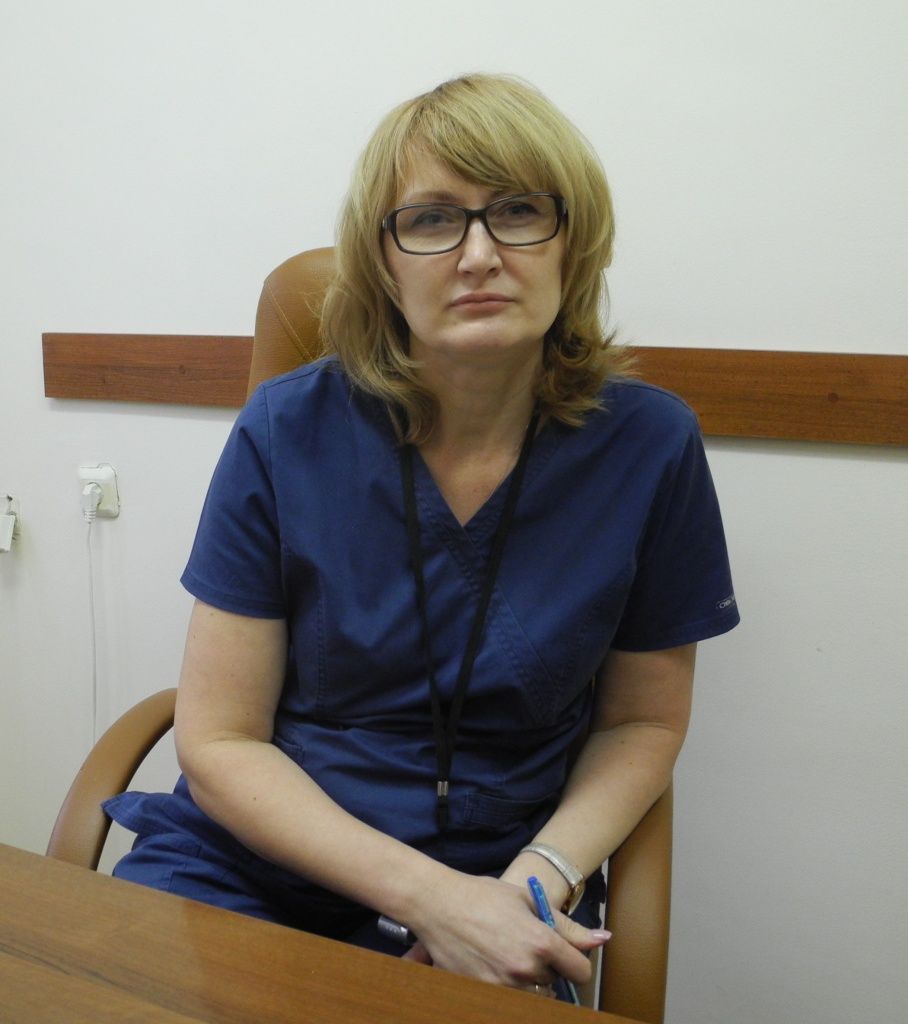 Зам.главного врача Йошкар-Олинской горбольницы Лариса Бендер только что вышла из "грязной" зоны. (Фото Натальи Кулишовой).