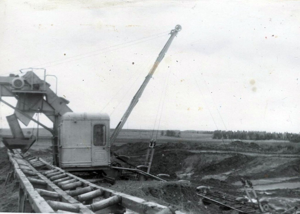 Экскаватор черпал глину из карьера. Экскаватор черпал глину из карьера.jpg