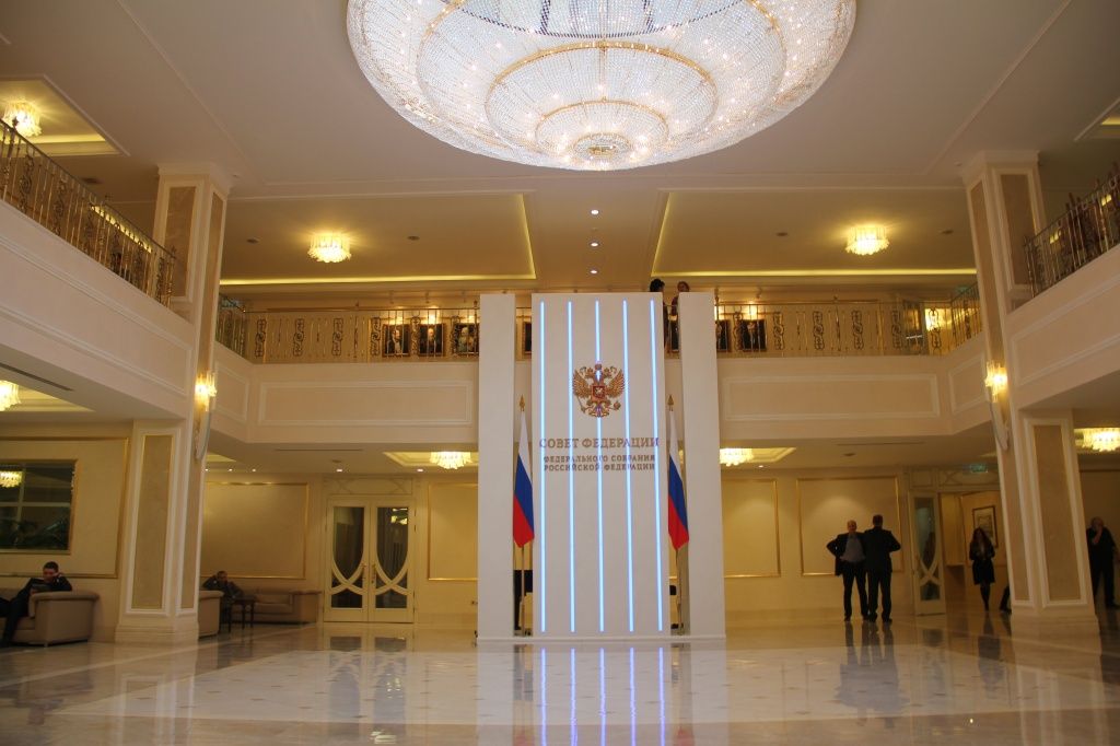 холл и герб.jpg