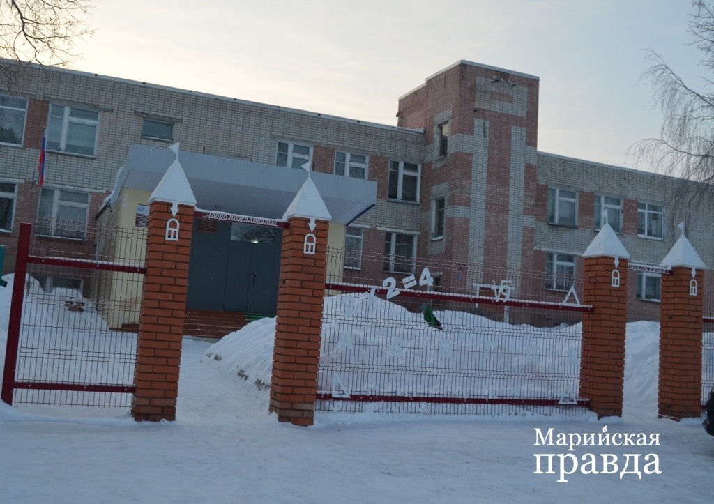 Входящих в школу встречает необычная калитка.jpg