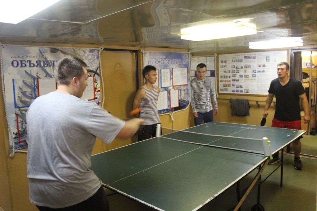 Пока нет качки все играют в теннис..JPG