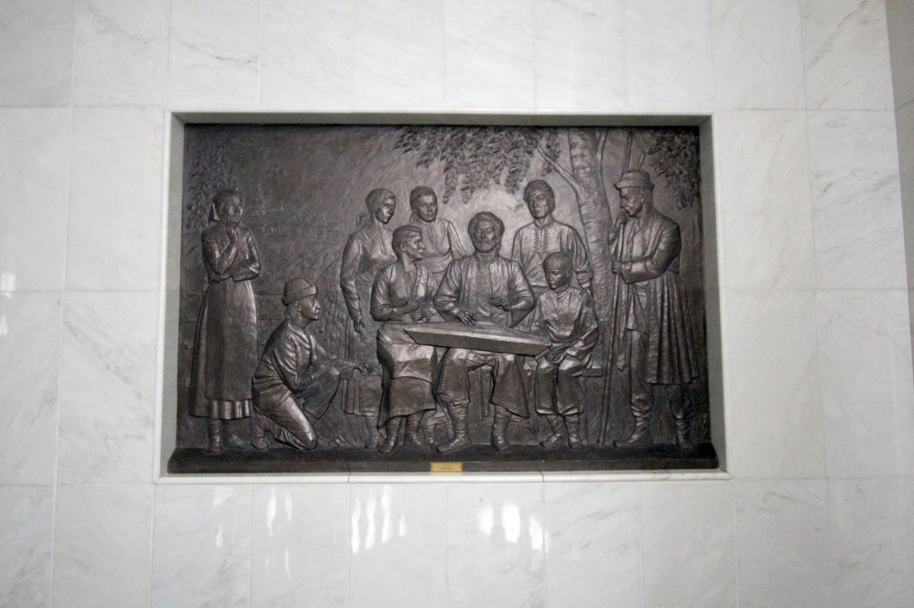 Барельеф на тему оперы Акпатыр в театре оперы и балета. Фото Олеси Громовой.jpg