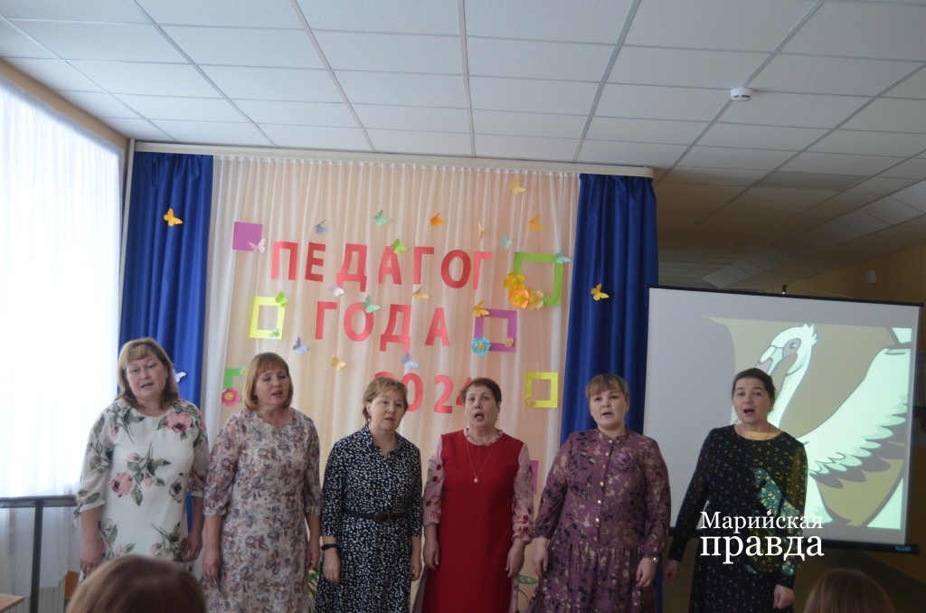 Коллектив педагогов школы №2 исполнил песню Учительский вальс..jpg