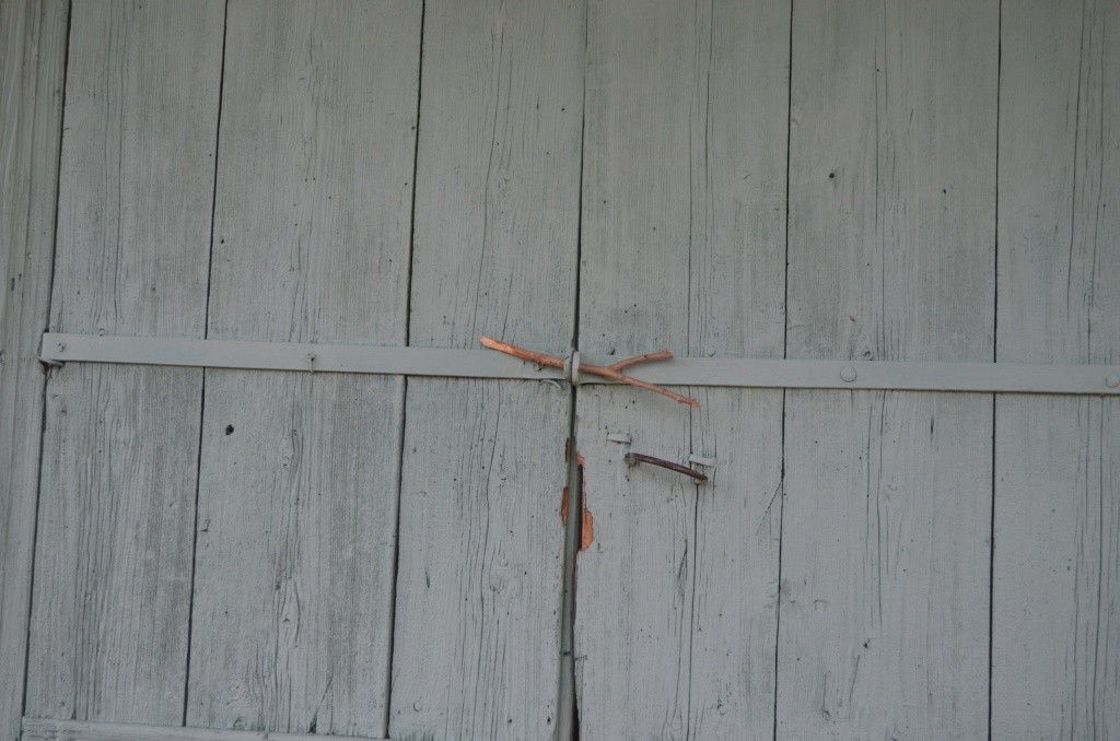 На замок двери вообще не запираются.JPG