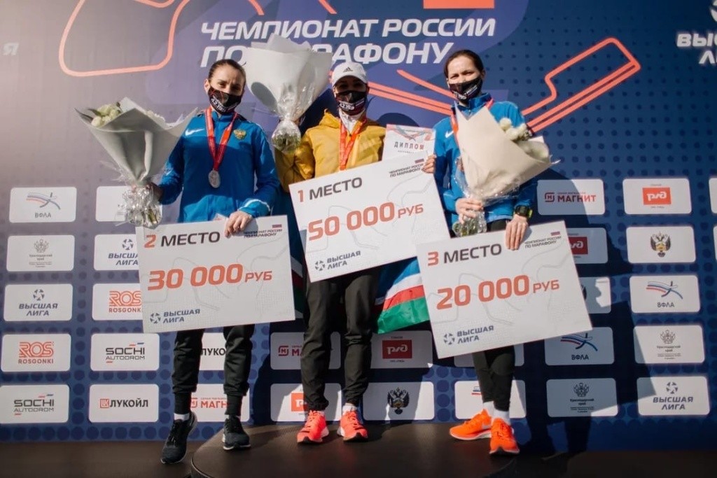 Лебедева бронза ЧР марафон Сочи 2020.jpg
