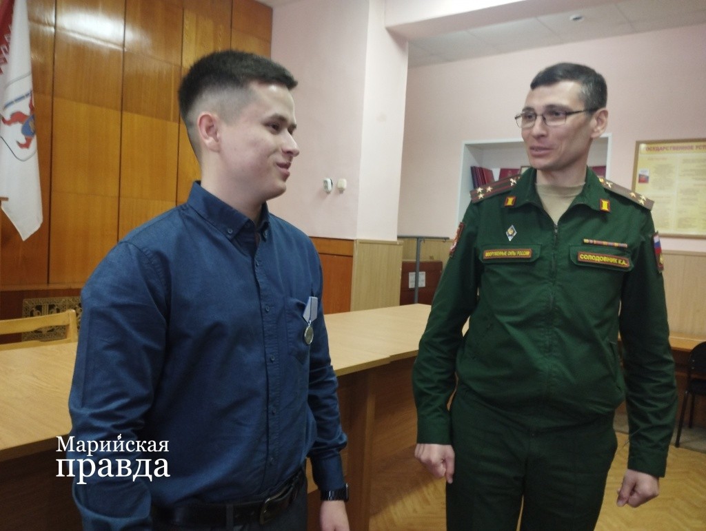 Военком Марий Эл Кирилл Солодовник предложил Данилу Яргину поддержку в мирной жизни. (Фото Натальи Кулишовой/"Марийская правда").