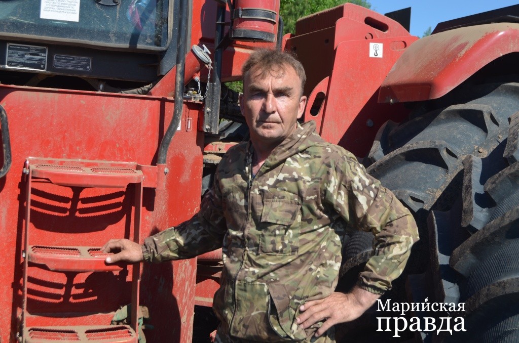 Опытный механизатор Михаил Петухов доволен своим новым конем. Опытный механизатор Михаил Петухов доволен своим новым конем 1.jpg