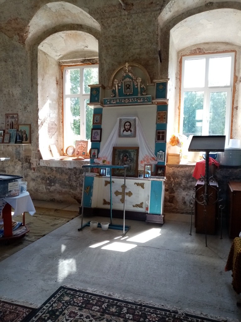 Теперь в привычные окна свет льется на иконы. (Фото Натальи Кулишовой).