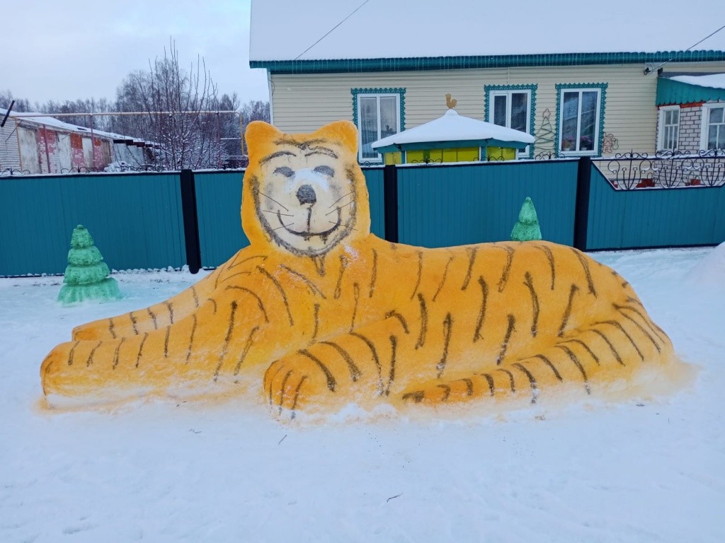 Вот так выглядит тигр, если с него спахнуть выпавший снег.jpg