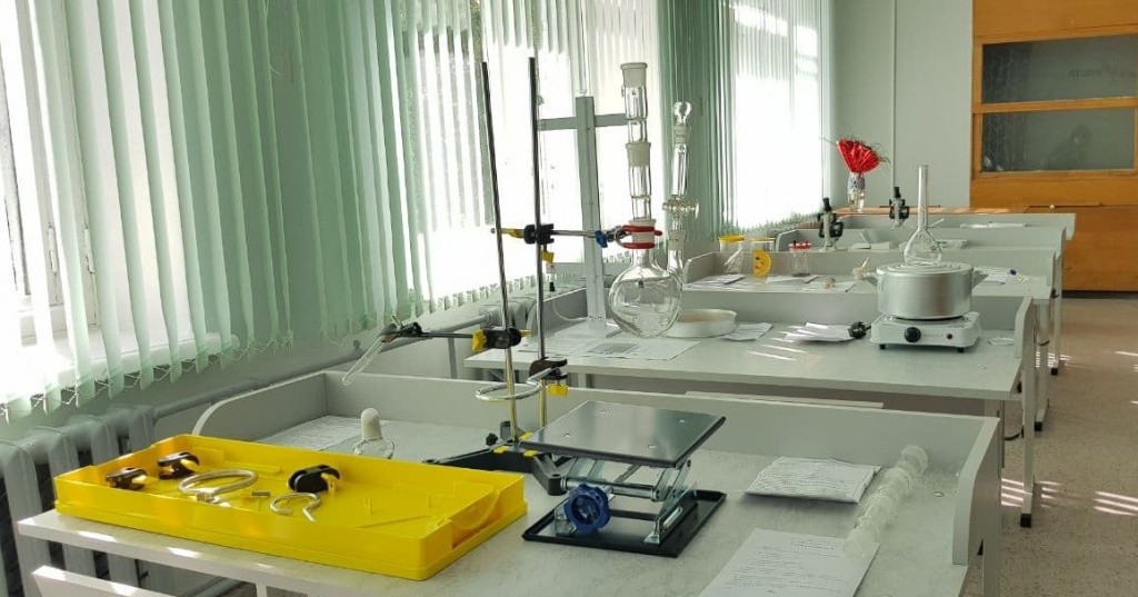 Помимо оснащения техникой кабинета физики, в школу поступило оборудование для проведения опытов на уроках химии и биологии. 1.jpg