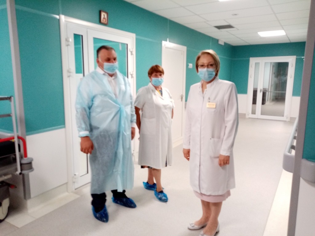 Главный врач Перинатального центра Ирина Виноградова (справа) показала новый корпус главному неонатологу России Дмитрию Иванову. (Фото Натальи Кулишовой).