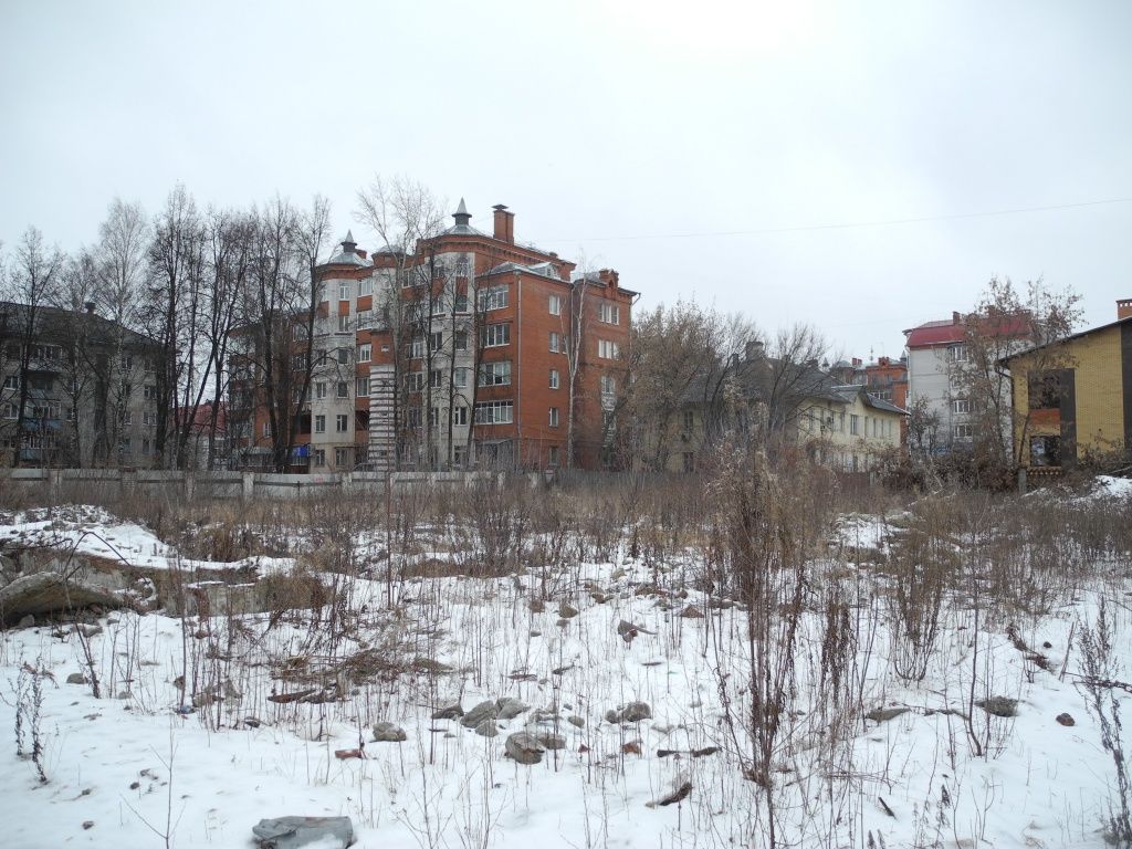 Место под строительство уже огорожено. (Фото Натальи Кулишовой).
