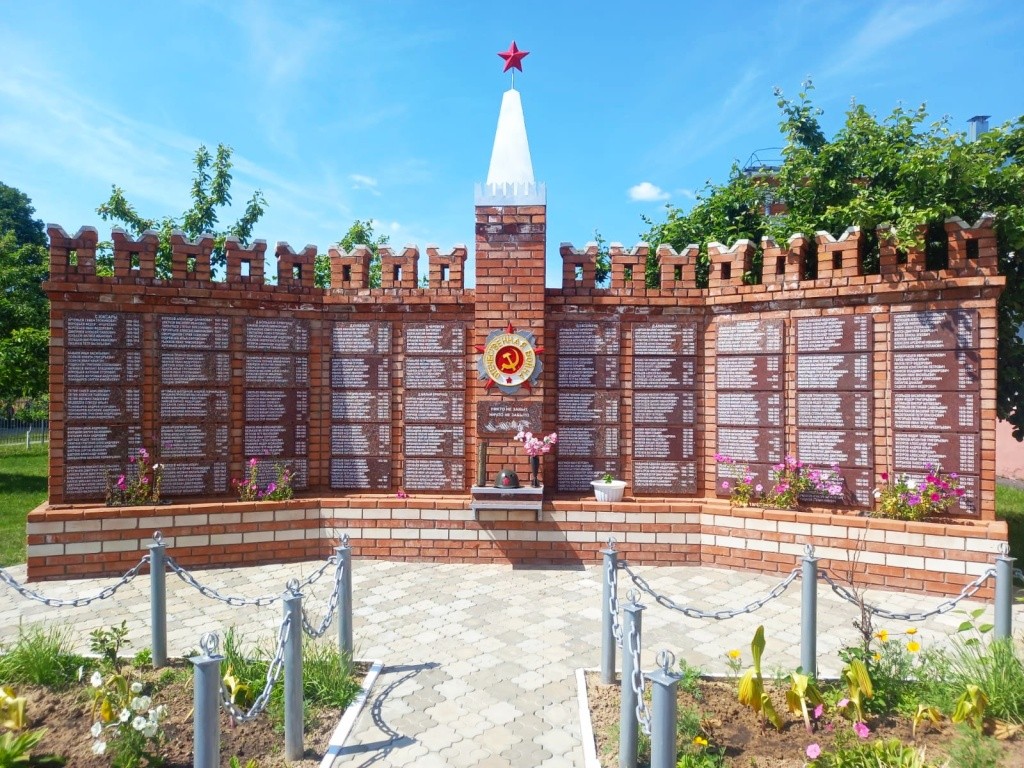 Памятник не вернувшимся с фронтов Великой Отечественной войны находится рядом (Фото предоставлено Андреем Кулишовым).