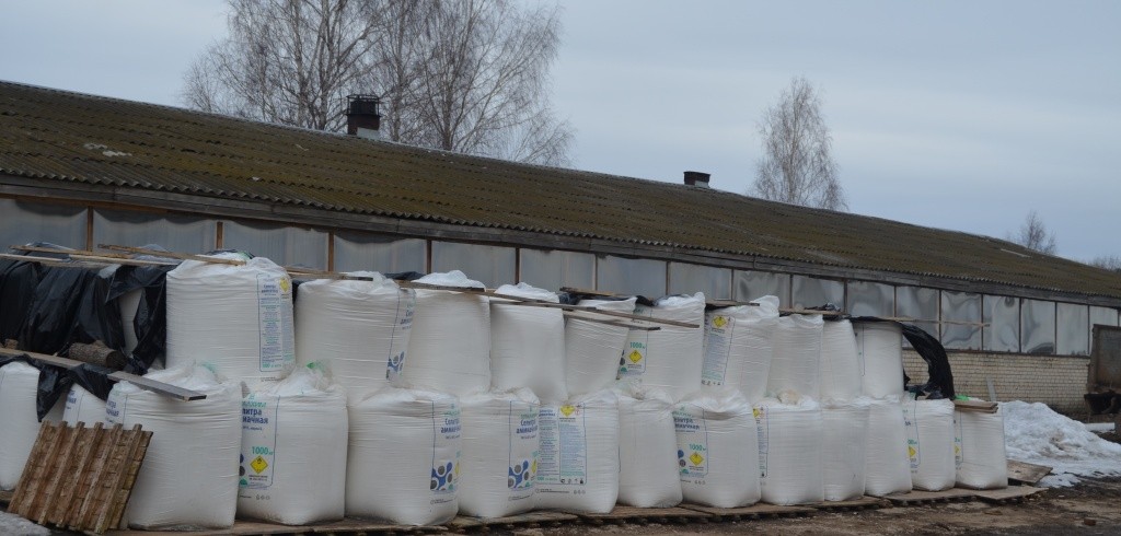 Хозяйство готово подкормить пашню удобрениями.JPG