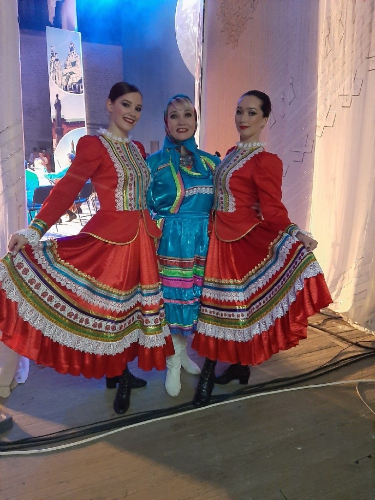 С коллегами, артистками ансамбля танца Марий Эл. Фото предоставлено Светланой Осиповой.jpg