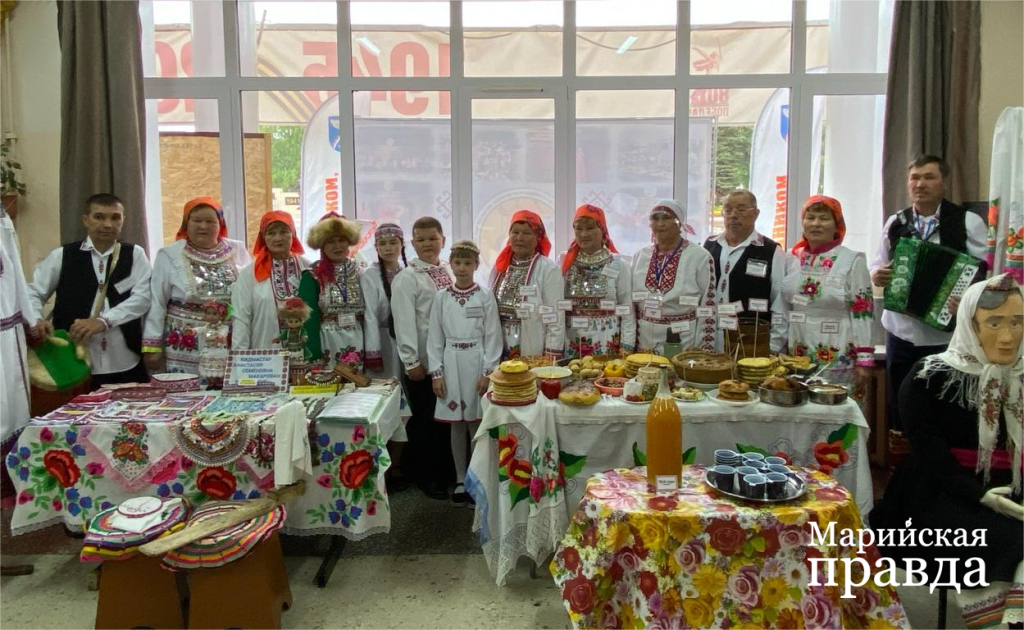 Четырнадцать членов поколения "Микалай тукым" объединились, чтобы представить свою семейную летопись