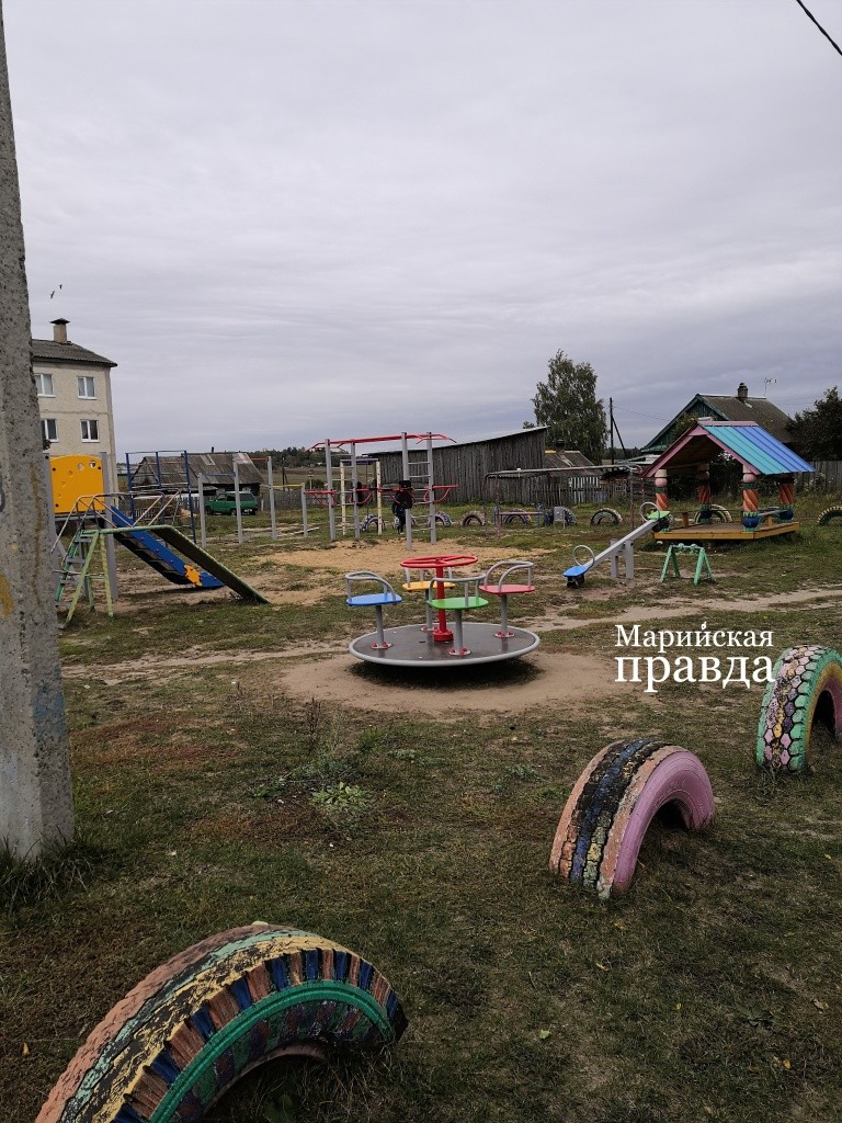 Детская площадка в Салтакъяле до высылки автопокрышек..jpg