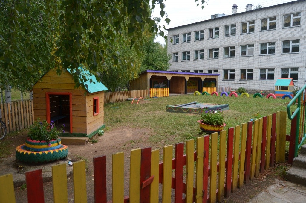 Единственной детской площадкой в деревне является детсадовская.jpg