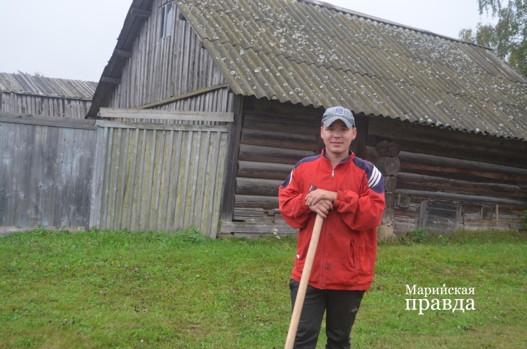 Местный житель Артем Рябинин помогает газовикам, которым не хватает рабочих рук1.jpg
