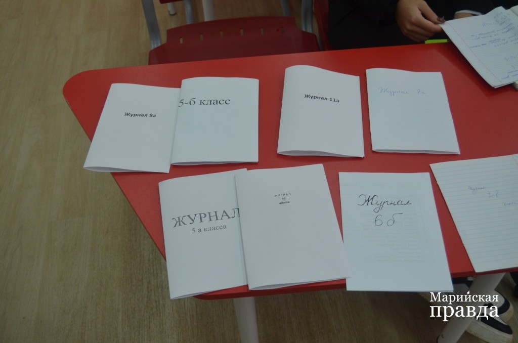 На уроки новоявленные учителя идут пусть с самодельными, но журналами, куда они высталяют оценки. На уроки новоявленные учителя идут пусть с самодельными, но журналами, куда они высталяют оценки 1.jpg