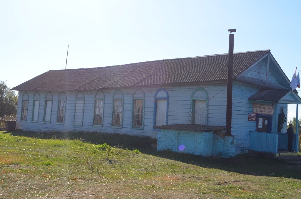 Избирательный участок находится в здании сельского клуба.JPG