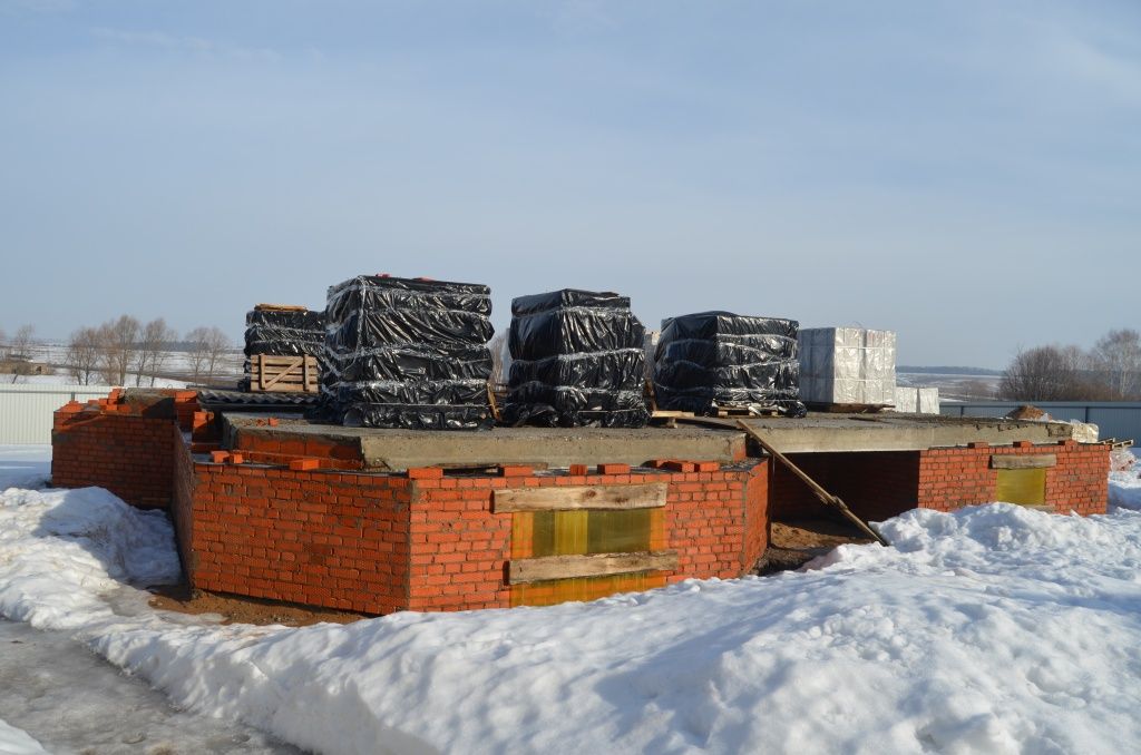 Весна 2020 - дом на уровне цокольного этажа.JPG