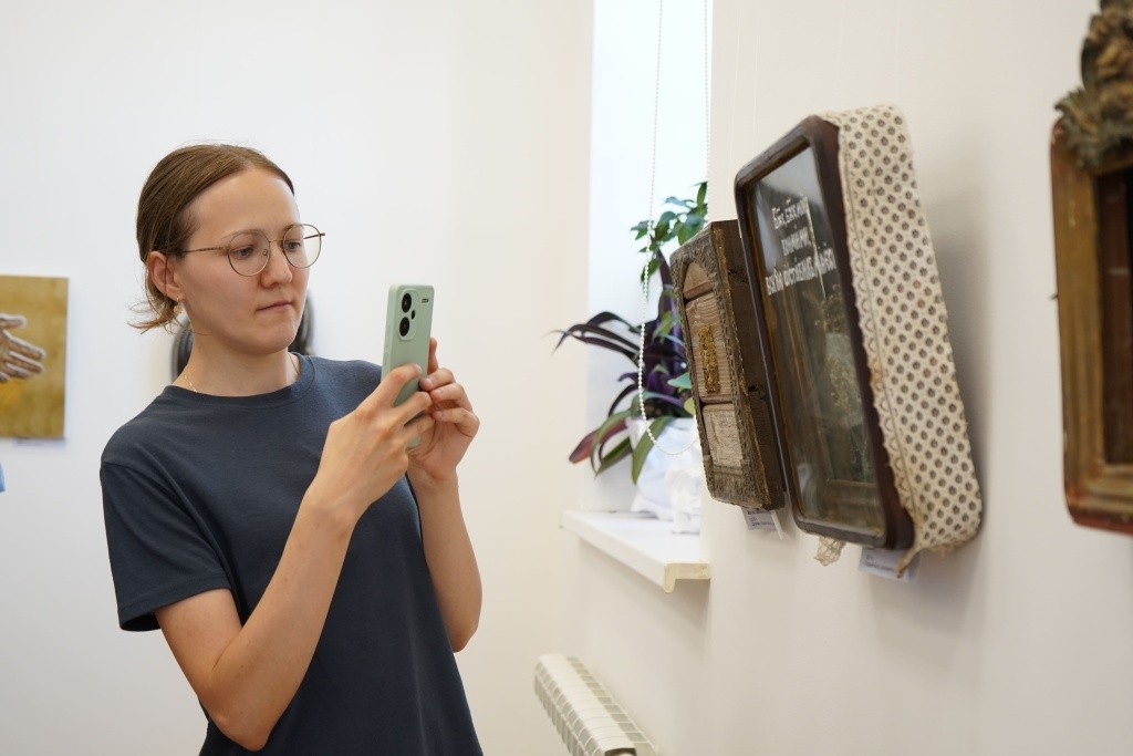 Многие фотографировали работы на память, чтобы потом еще раз вернуться к ним.jpg