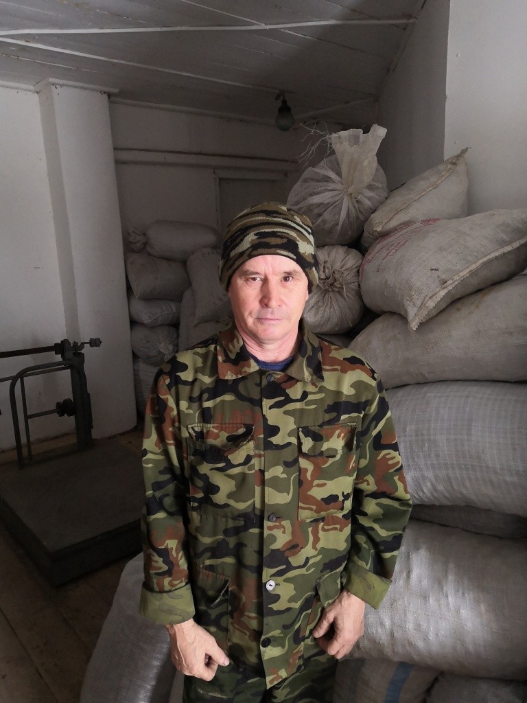 Вениамин Тимин уже полтора десятка лет трудится на уникальной шишкосушилке. Вениамин Тимин уже полтора десятка лет трудится на уникальной шишкосушилке.jpg