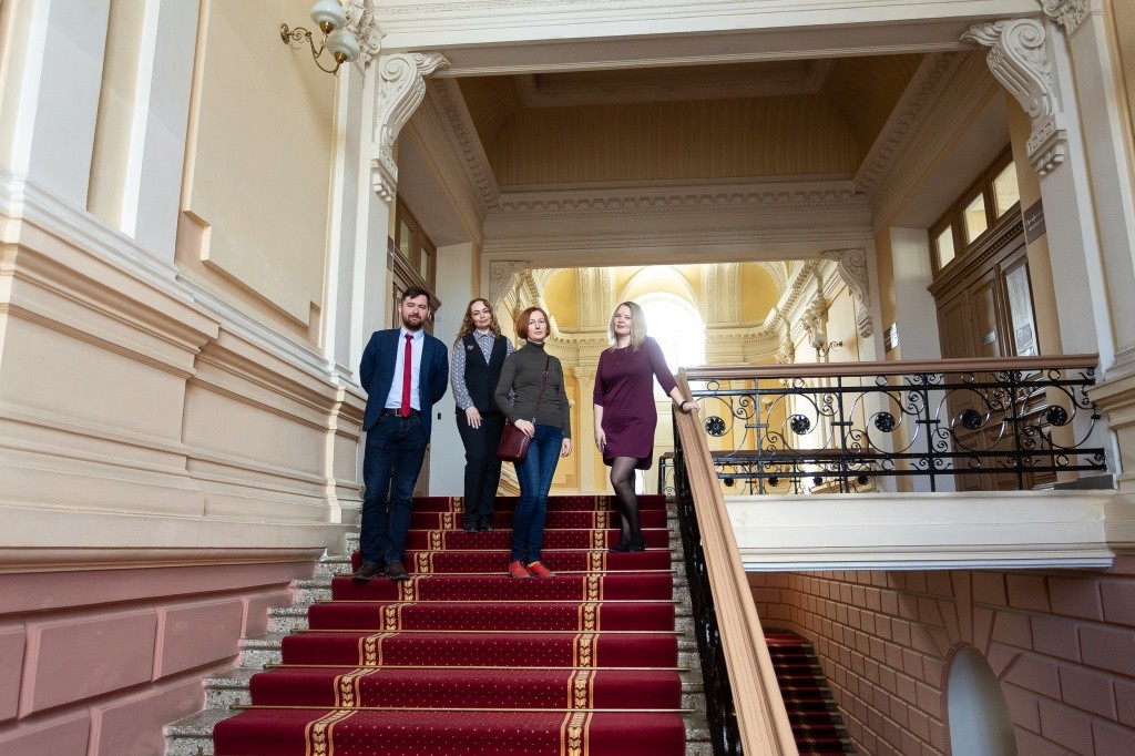 на лестнице исторического здания библиотеки ТГУ фото Научной библиотеки ТГУ.jpg