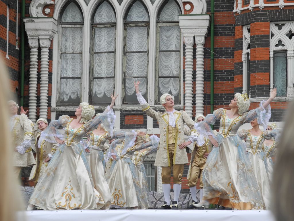 Костюмы - в стиле старинной эпохи. (Фото Натальи Кулишовой).