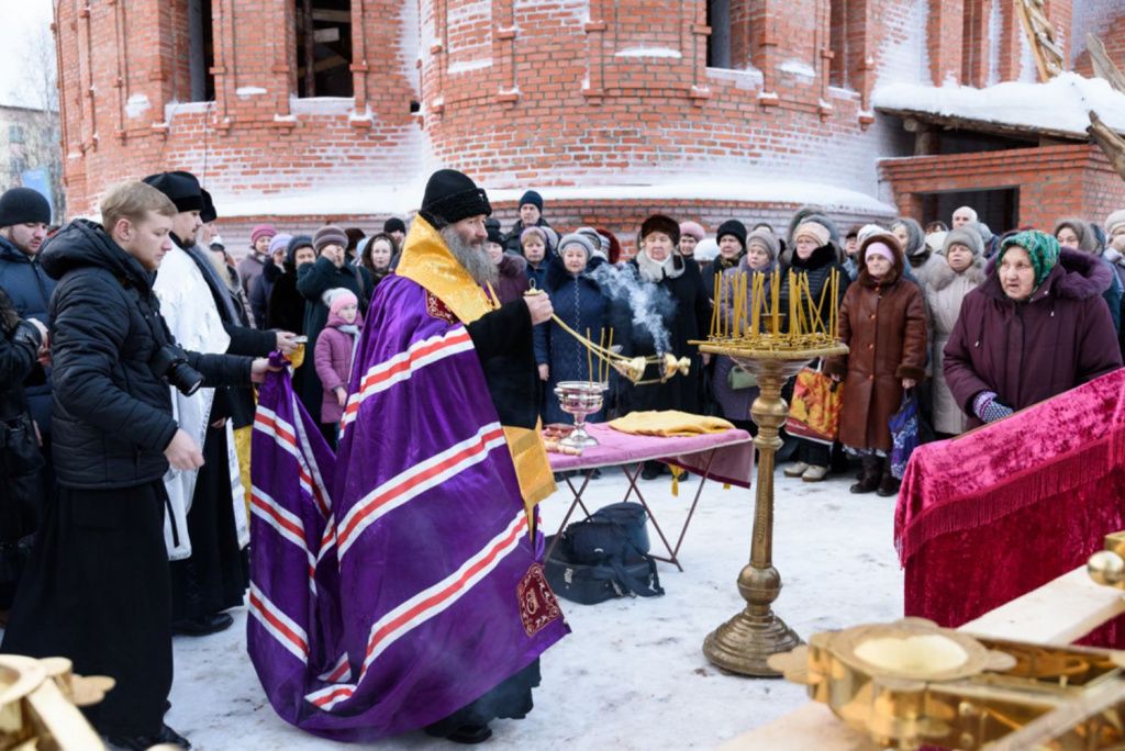 Освящение куполов храма в Девятом микрорайоне. (Фото из архива редакции).