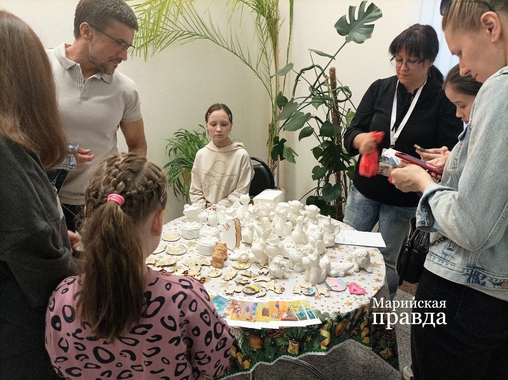 В Национальной художественной галерее было много желающих что-нибудь сделать собственными руками.jpg