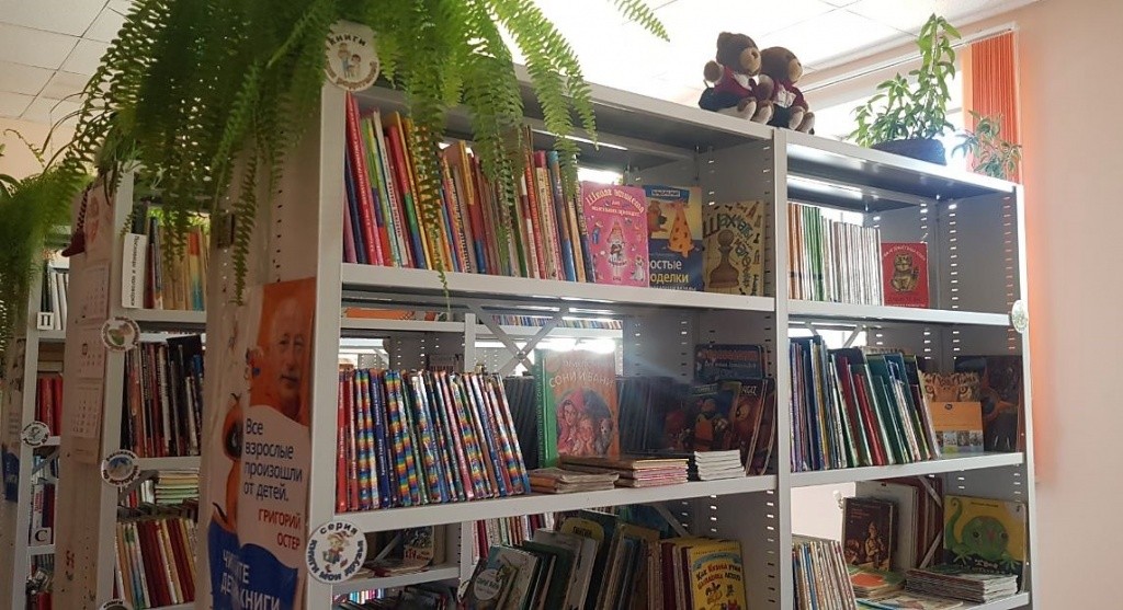 стелажи в детском отделе.jpg