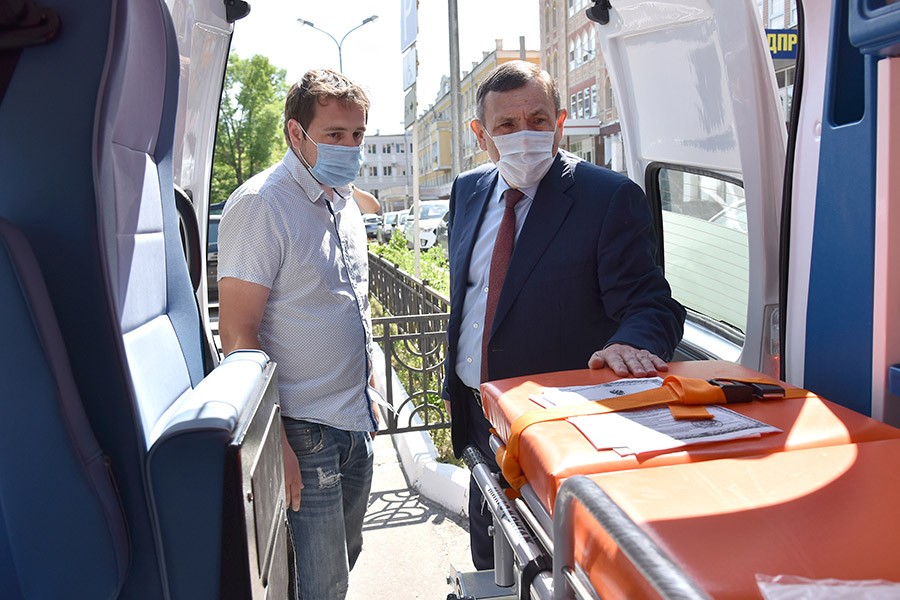 Глава Марий Эл внимательно осмотрел специализированные машины. (Фото предоставлено пресс-службой Главы РМЭ).