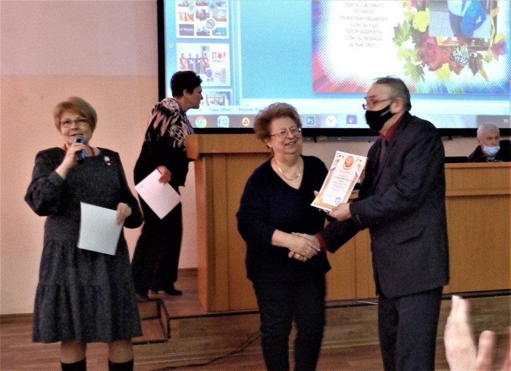 Доктор педагогических наук Наталья Морова традиционно вручает свидетельства об окончании Университета третьего возраста. (Фото предоставлено Натальей Моровой).